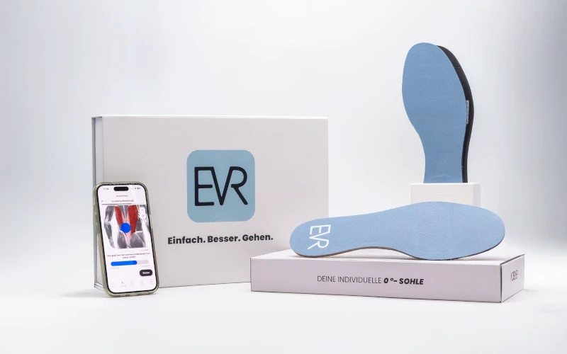 Das EVERSION System: Sensorsohle, App und die individuell gefräste 0°-Sohle.